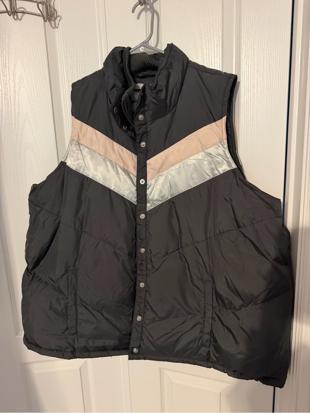 Woman’s 4X Old Navy Gray Puffer Vest with Pink and Silver Chevron